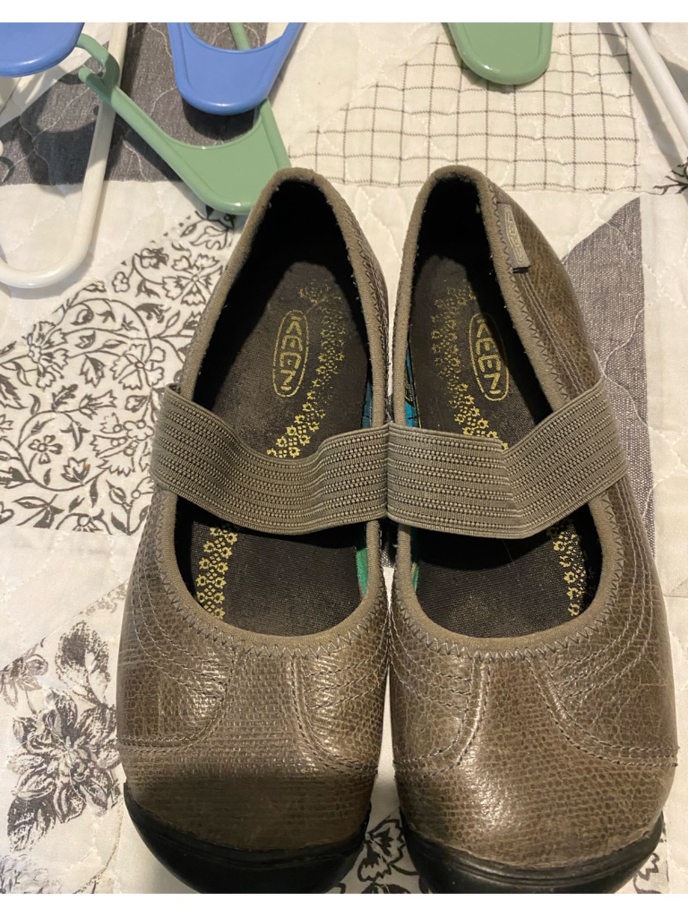 Keen Maryjane Style Shoe
Olive Green
Size 6